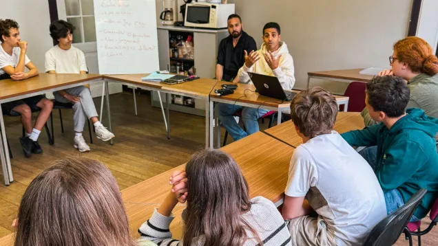solayman laqdim qui échange avec les jeunes du conseil consultatif