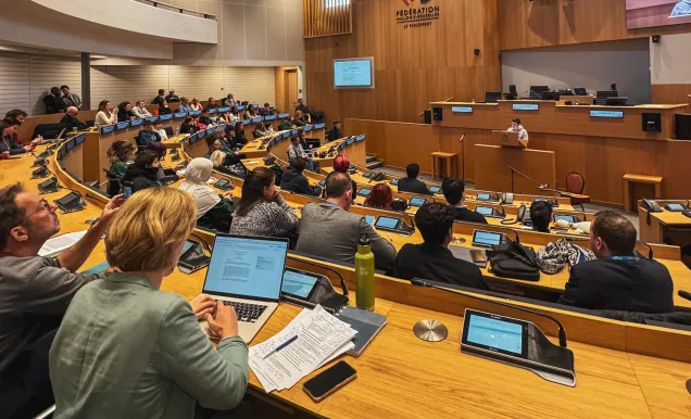 Vue d'ensemble de l'hémicycle du Parlement lors de la remise du rapport annuel du DGDE