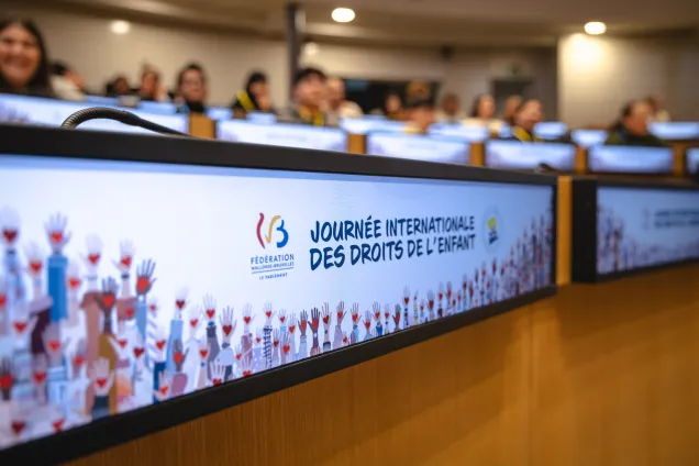 Affiche de la journée internationale des droits de l'enfant au parlement