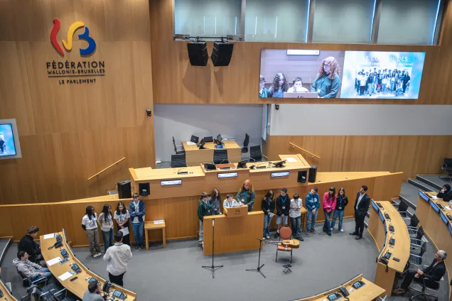 Le Conseil des jeunes du Délégué général en train de faire sa présentation au Parlement